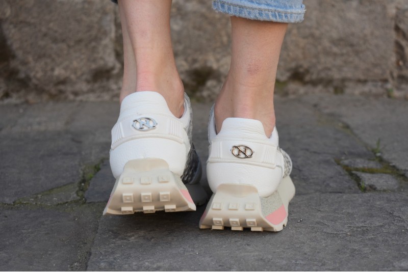 6817 / WHITE & PYTHON